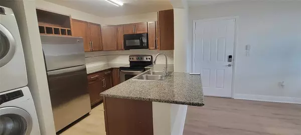 Pembroke Pines, FL 33025,350 Palm Cir #104