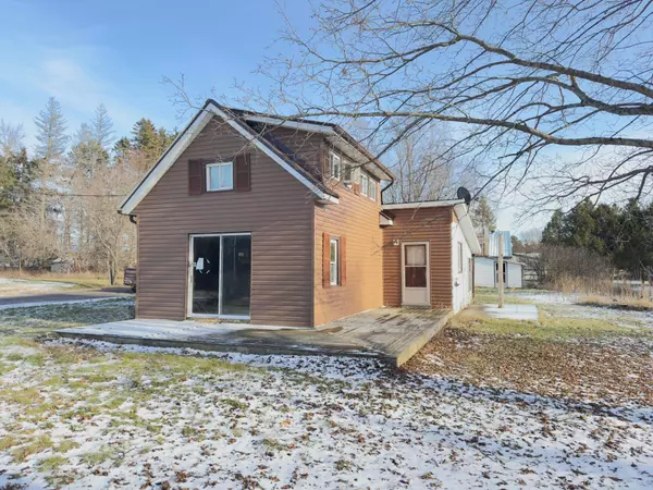 10 Jones ST, Addington Highlands, ON K0H 1P0