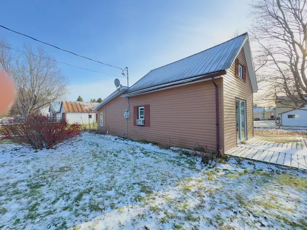 Addington Highlands, ON K0H 1P0,10 Jones ST