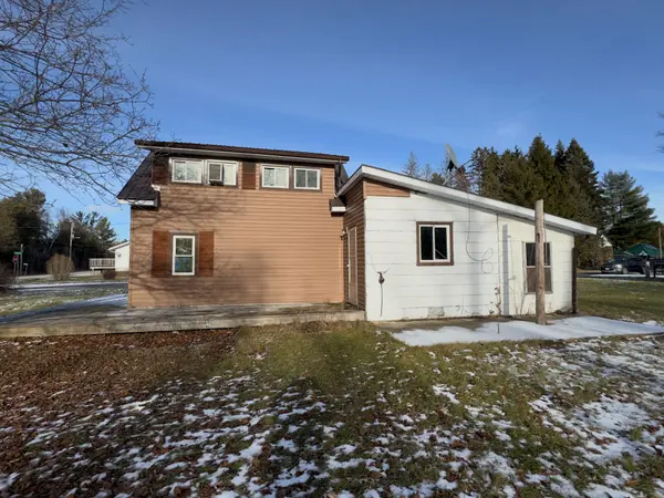 Addington Highlands, ON K0H 1P0,10 Jones ST