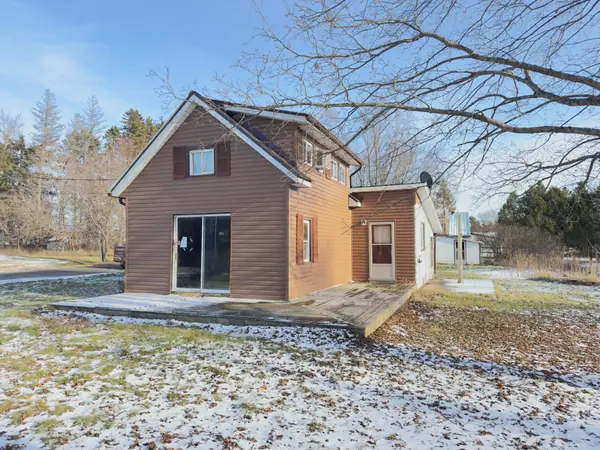 10 Jones ST, Addington Highlands, ON K0H 1P0