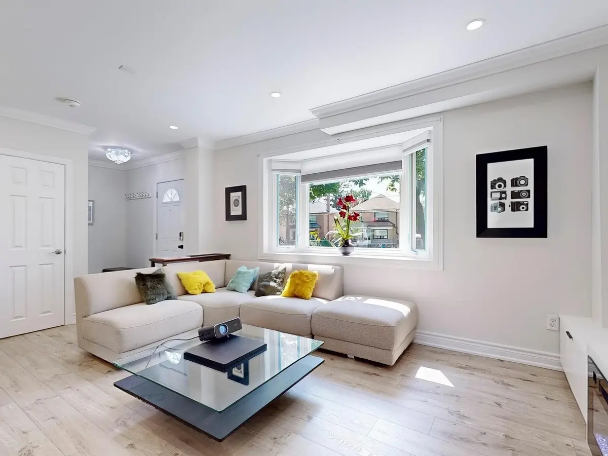 Toronto E04, ON M1L 3H6,657 Pharmacy AVE