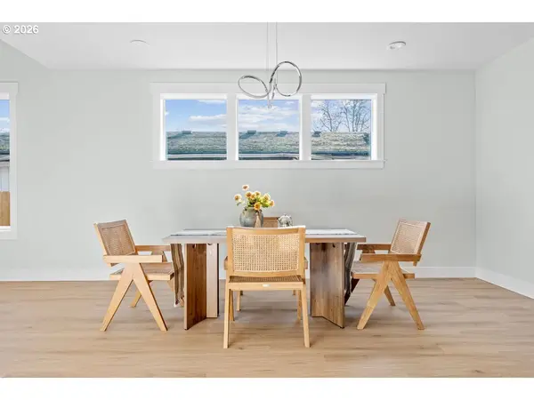 Silverton, OR 97381,407 S 1ST ST