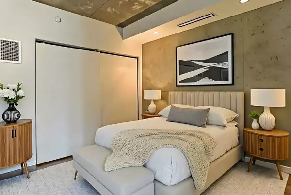 Toronto C01, ON M5V 0M9,111 Bathurst ST #1408