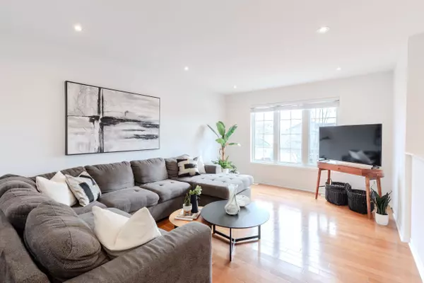 Bradford West Gwillimbury, ON L3Z 3C3,7 Veseli CT