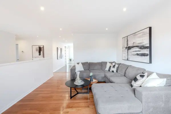 Bradford West Gwillimbury, ON L3Z 3C3,7 Veseli CT