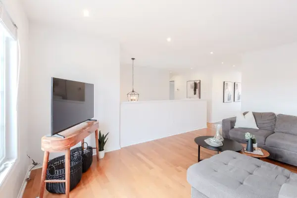 Bradford West Gwillimbury, ON L3Z 3C3,7 Veseli CT