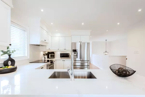 Bradford West Gwillimbury, ON L3Z 3C3,7 Veseli CT