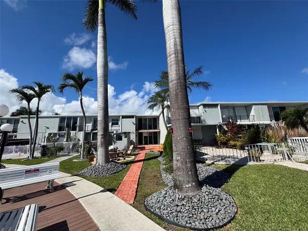 Hallandale Beach, FL 33009,814 NE 25 #64