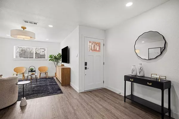 Hurst, TX 76053,716 E Pecan Street #722