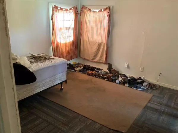 Dallas, TX 75235,5646 Arlington Park Drive