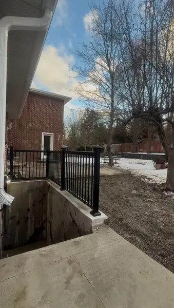 2482 Robin DR, Mississauga, ON L5K 2G3