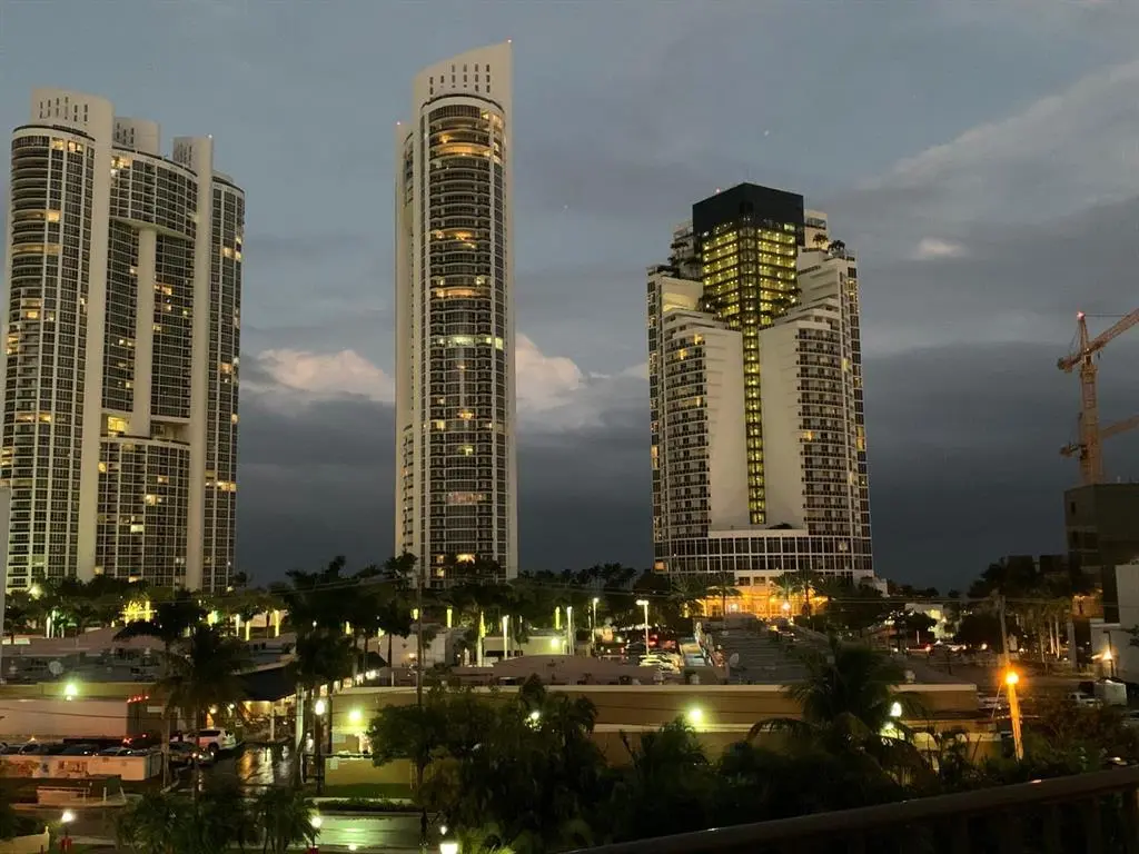 Sunny Isles Beach, FL 33160,250 181st Dr #406