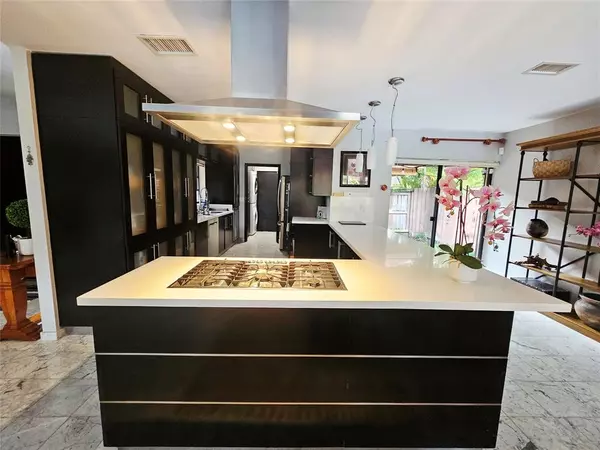 19975 NE 10th Place Way, Miami, FL 33179