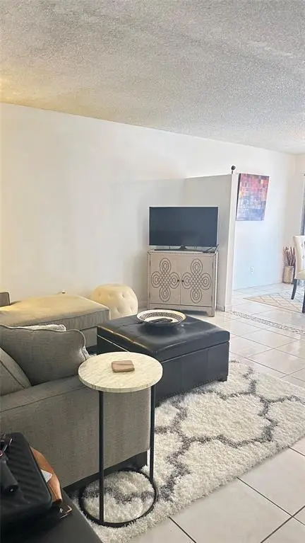 Lauderhill, FL 33313,4046 NW 19th St #103