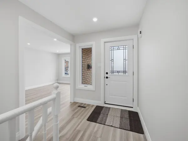 Bradford West Gwillimbury, ON L3Z 1Y1,88 Townsend AVE #A