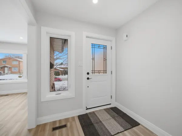 Bradford West Gwillimbury, ON L3Z 1Y1,88 Townsend AVE #A