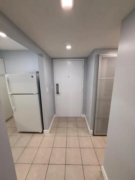 North Miami Beach, FL 33160,16465 NE 22nd Ave #105