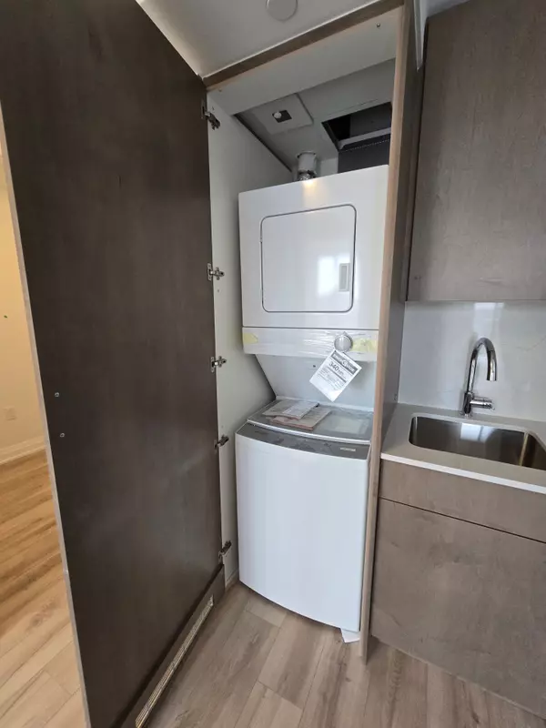 Oakville, ON L6H 7X8,412 Silver Maple RD #609