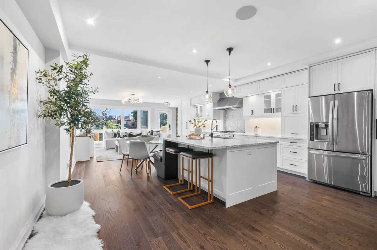 Toronto C03, ON M6E 1J4,17 Earnscliffe RD