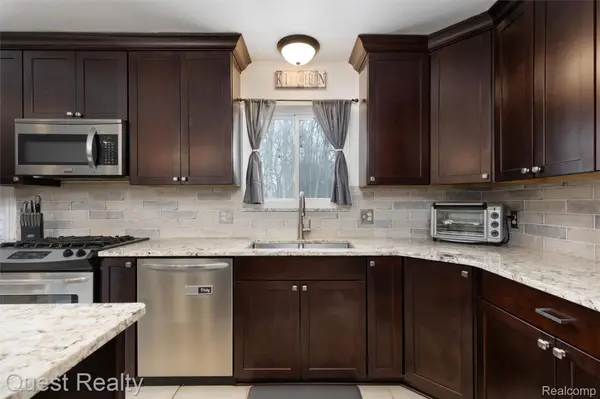 Commerce Twp, MI 48382,9580 Chaumont DR