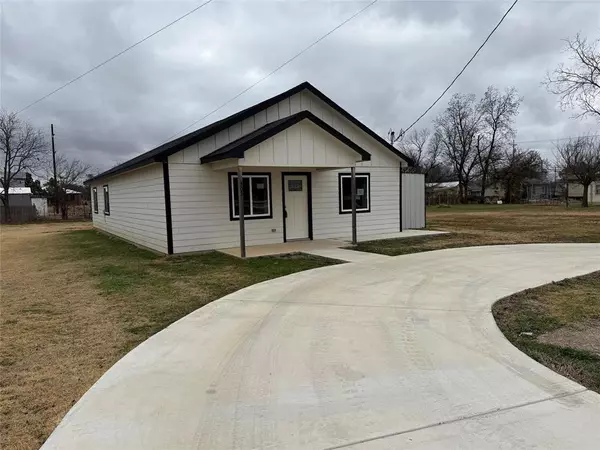 303 Ussery Street, Bowie, TX 76230