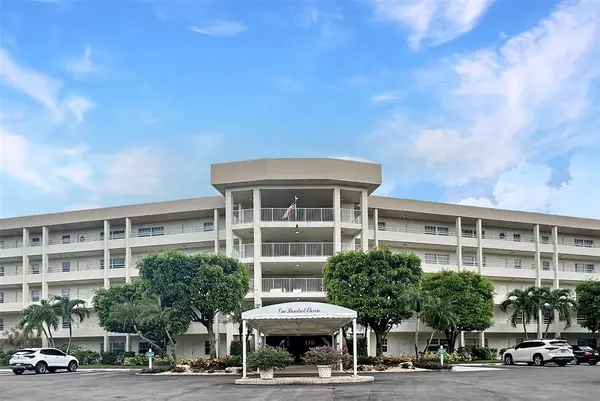 Pompano Beach, FL 33069,535 Oaks Dr #504