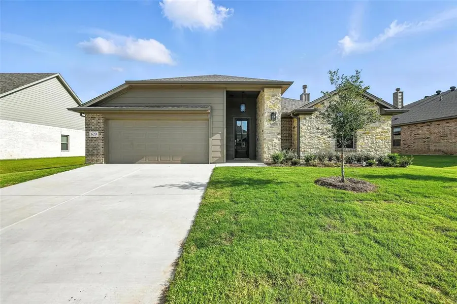 629 Mooney Drive, Saginaw, TX 76179