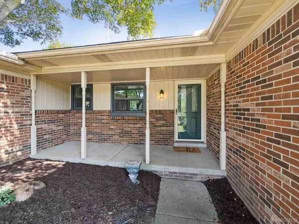 Northville, MI 48168,17018 WHITE HAVEN DR