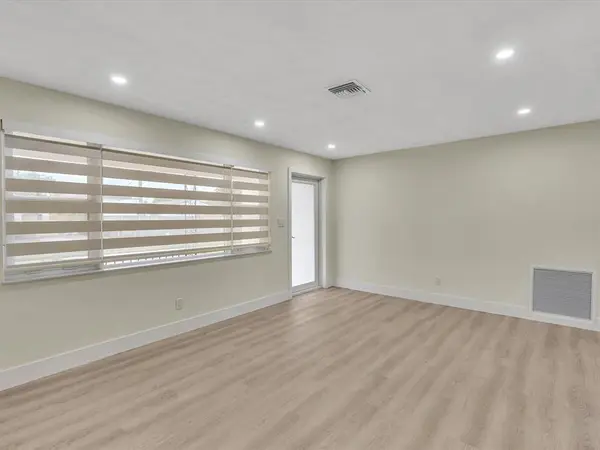 Dania Beach, FL 33004,21 SE 11th St