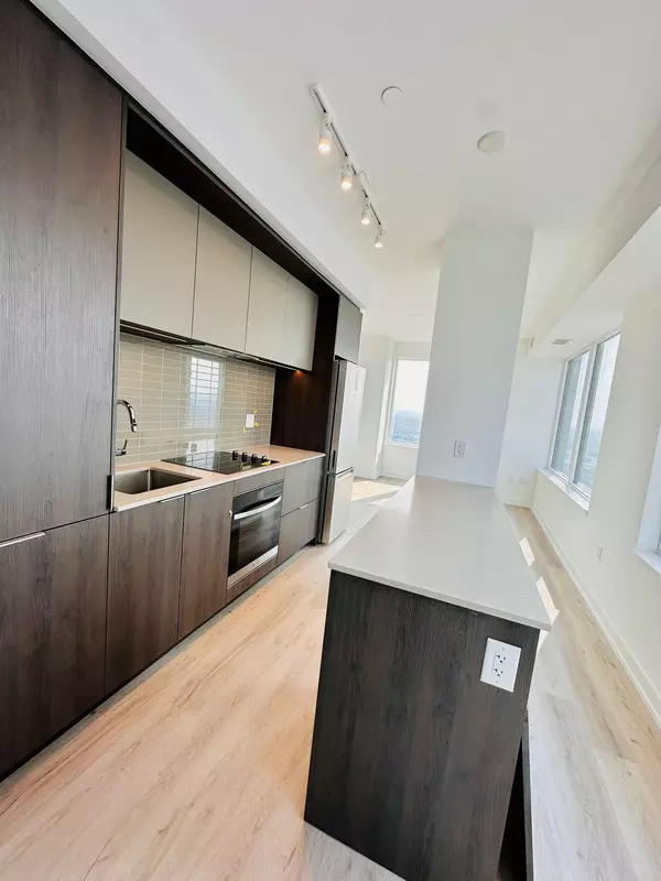 Mississauga, ON L5B 0P6,395 Square one DR #2710