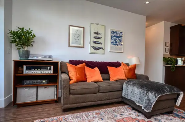 982 McKenzie Ave #405, Saanich, BC V8X 3G7