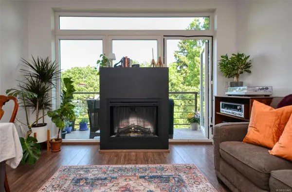 982 McKenzie Ave #405, Saanich, BC V8X 3G7