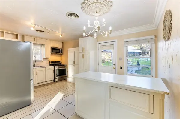 938 Gillham Road, River Oaks, TX 76114