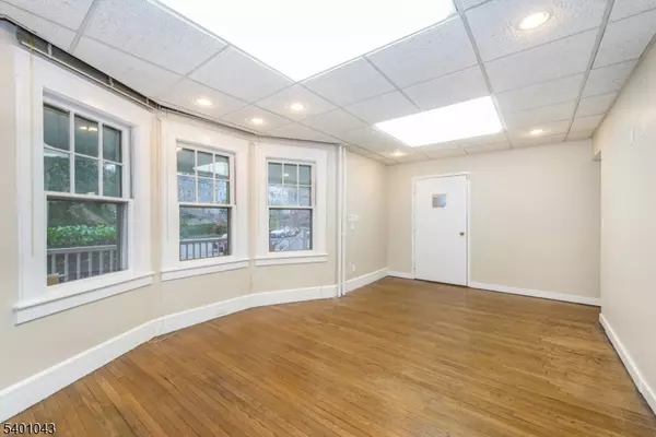 Westfield Town, NJ 07090,136 Saint Paul St