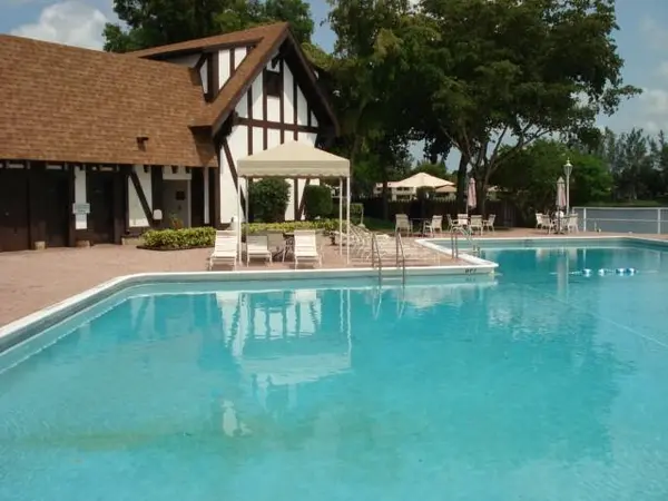 Lauderhill, FL 33319,3660 Inverrary Dr #3F