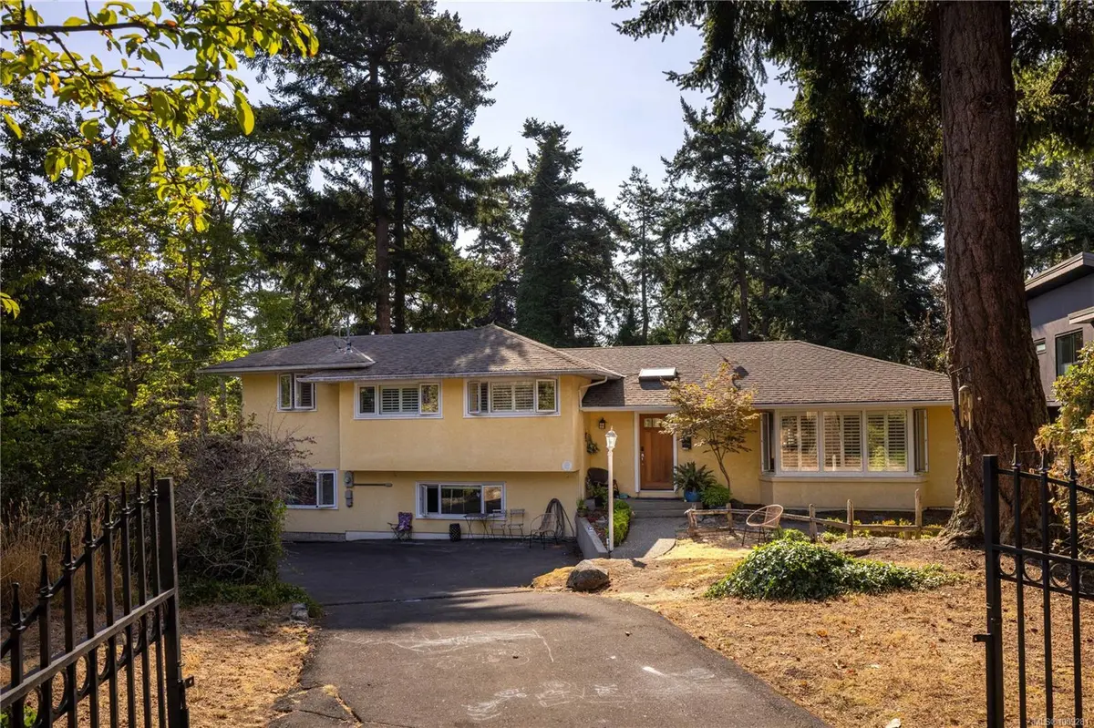 3935 Tudor Ave, Saanich, BC V8N 4L2