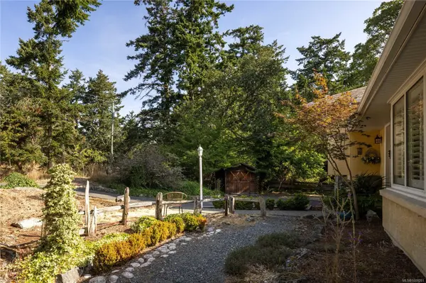 3935 Tudor Ave, Saanich, BC V8N 4L2