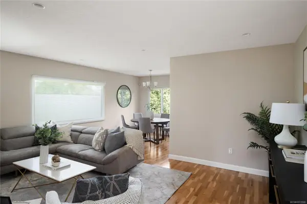 1697 Yale St, Oak Bay, BC V8R 5N5