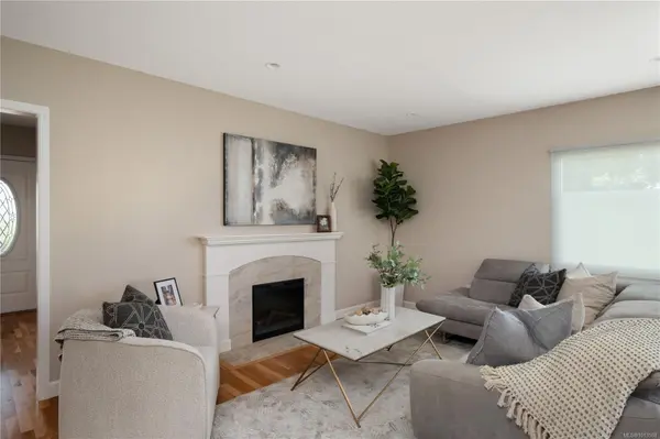 1697 Yale St, Oak Bay, BC V8R 5N5