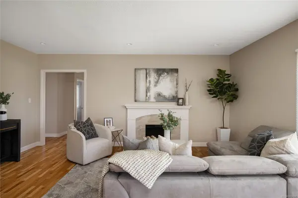 1697 Yale St, Oak Bay, BC V8R 5N5