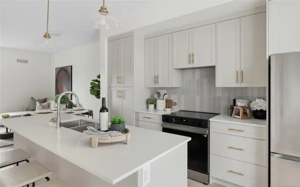 2536 Shelbourne St #15,  Victoria,  BC V8R 4L5