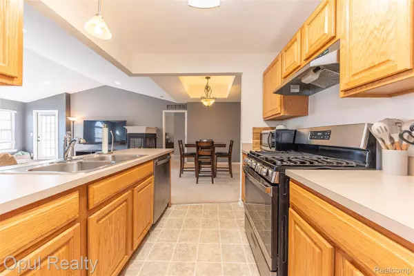 Livonia, MI 48150,11698 Farmington RD