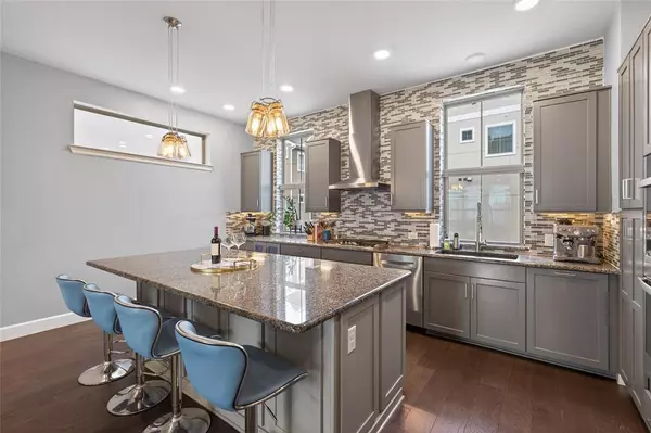 Dallas, TX 75212,1008 Manacor Lane