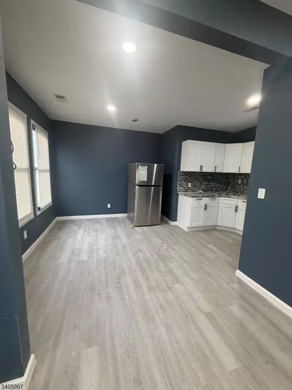 Newark City, NJ 07112,566 Hawthorne Ave #1