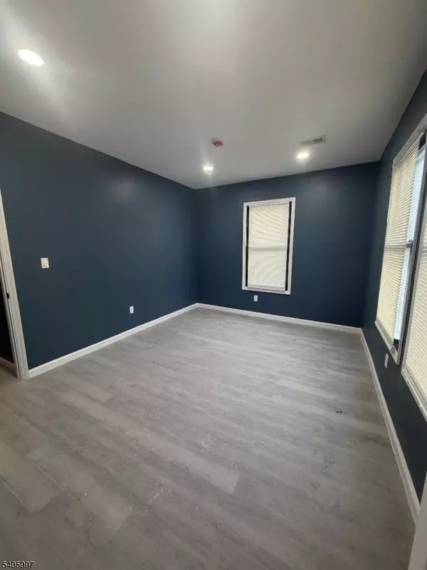 Newark City, NJ 07112,566 Hawthorne Ave #1