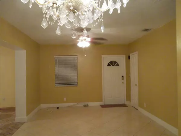 North Miami Beach, FL 33162,930 NE 160th St