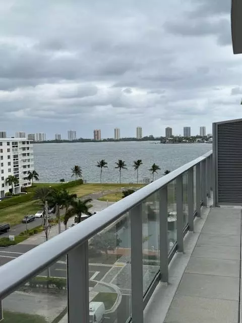220 Lake Shore Dr #709, West Palm Beach, FL 33403