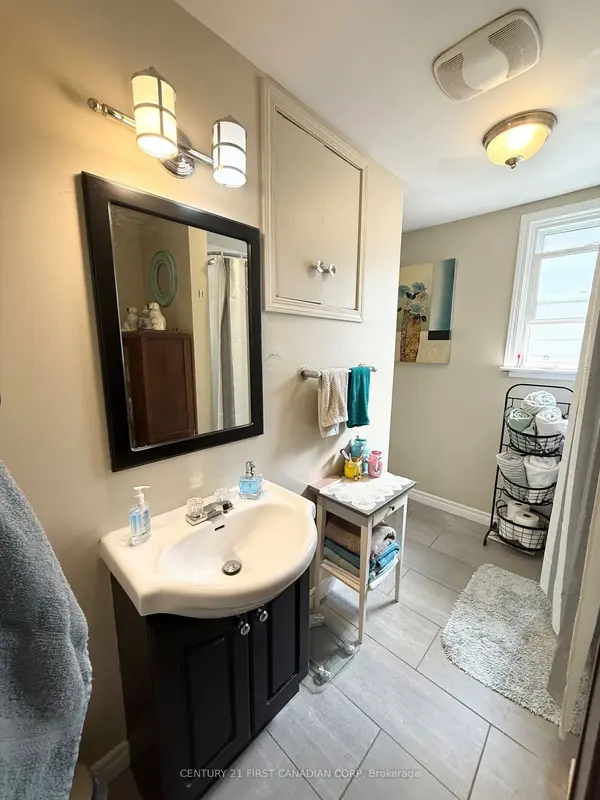 London East, ON N5Y 2Z6,528 Pall Mall St ST