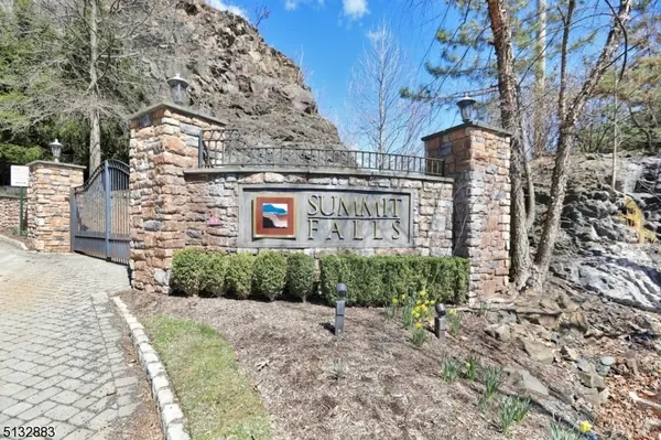 247 Ridge Dr, Pompton Lakes Boro, NJ 07442